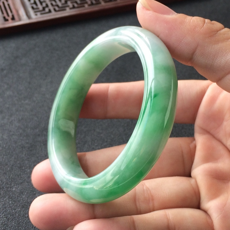(超值推荐)糯冰种飘花手镯(55.7mm)