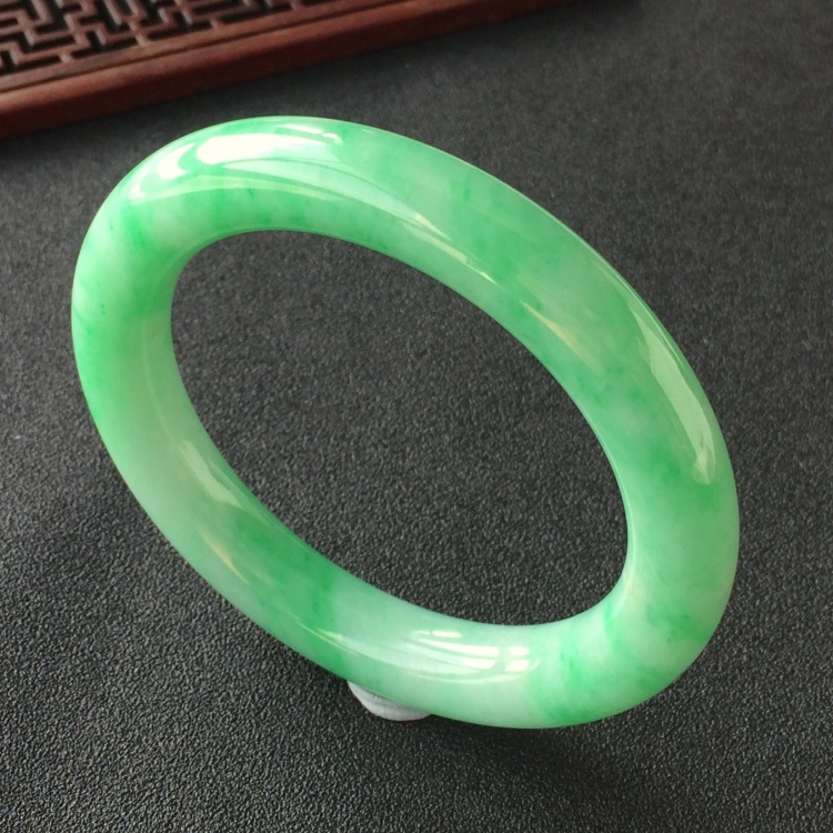(超值推荐)糯冰种飘翠圆条手镯(57.2mm)