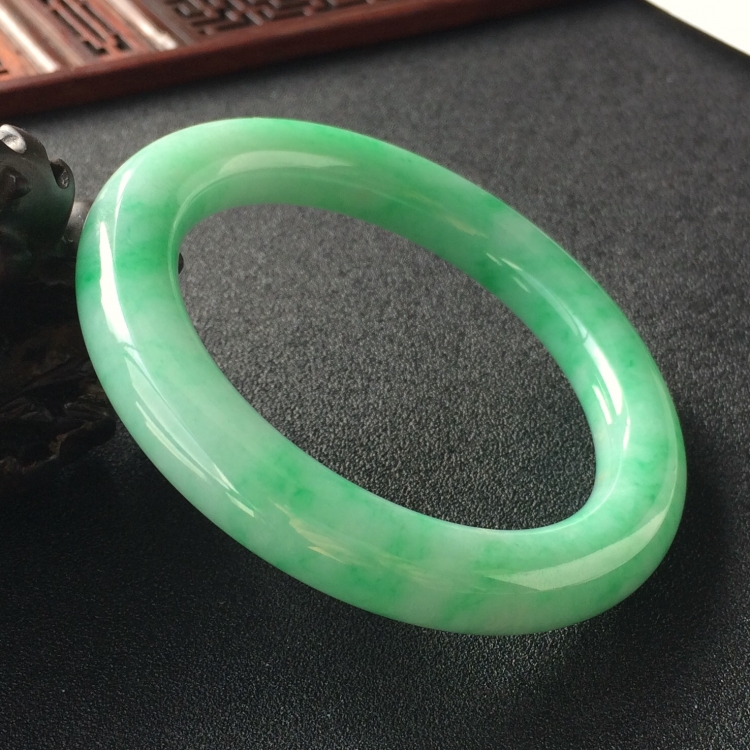 (超值推荐)糯冰种飘翠圆条手镯(57.2mm)