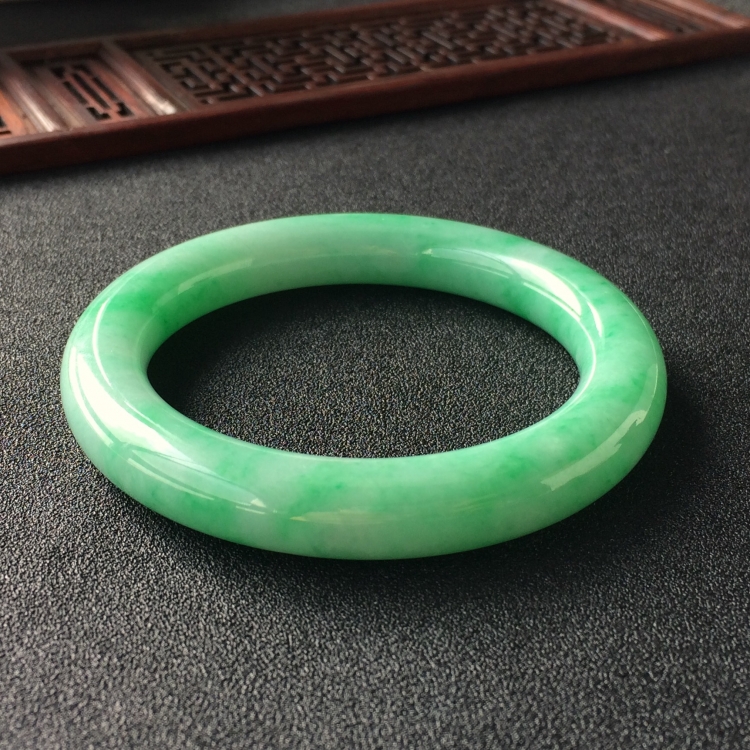 (超值推荐)糯冰种飘翠圆条手镯(57.2mm)