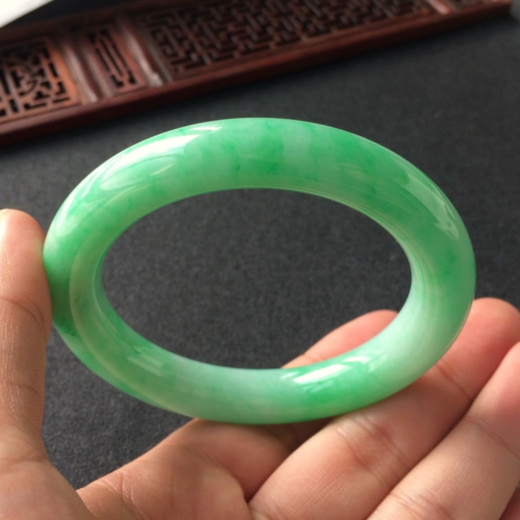 (超值推荐)糯冰种飘翠圆条手镯(57.2mm)