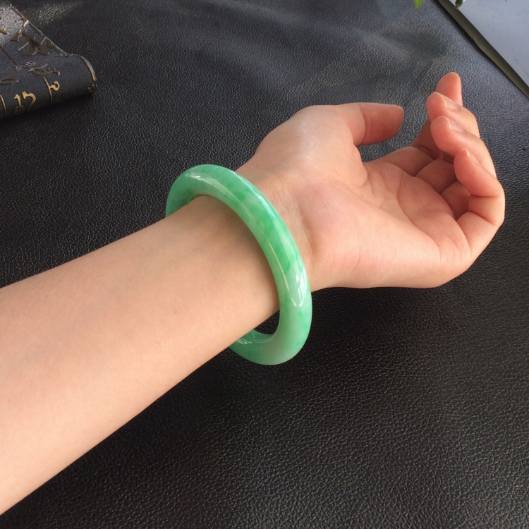 (超值推荐)糯冰种飘翠圆条手镯(57.2mm)