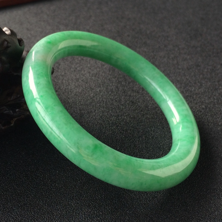 (超值推荐)糯冰种飘翠圆条手镯(56.7mm)