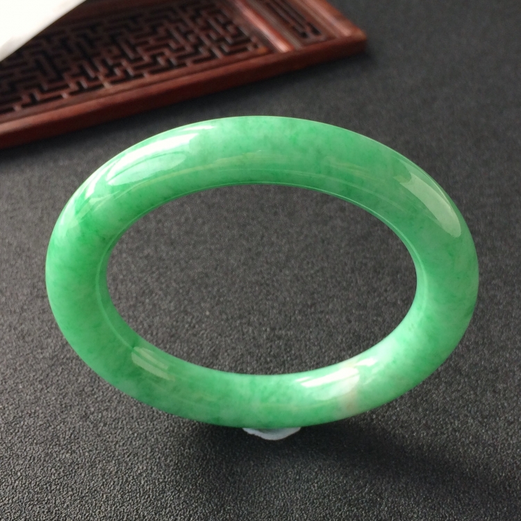 (超值推荐)糯冰种飘翠圆条手镯(56.7mm)