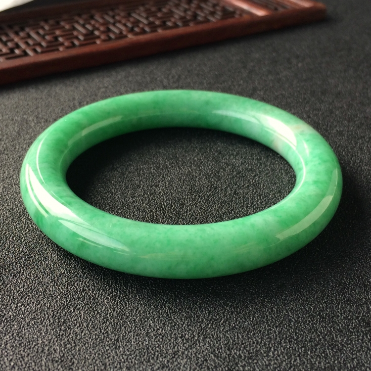 (超值推荐)糯冰种飘翠圆条手镯(56.7mm)