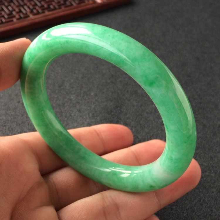 (超值推荐)糯冰种飘翠圆条手镯(56.7mm)