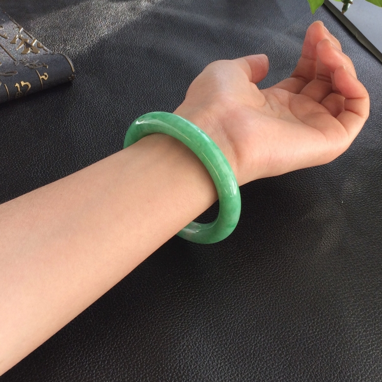 (超值推荐)糯冰种飘翠圆条手镯(56.7mm)