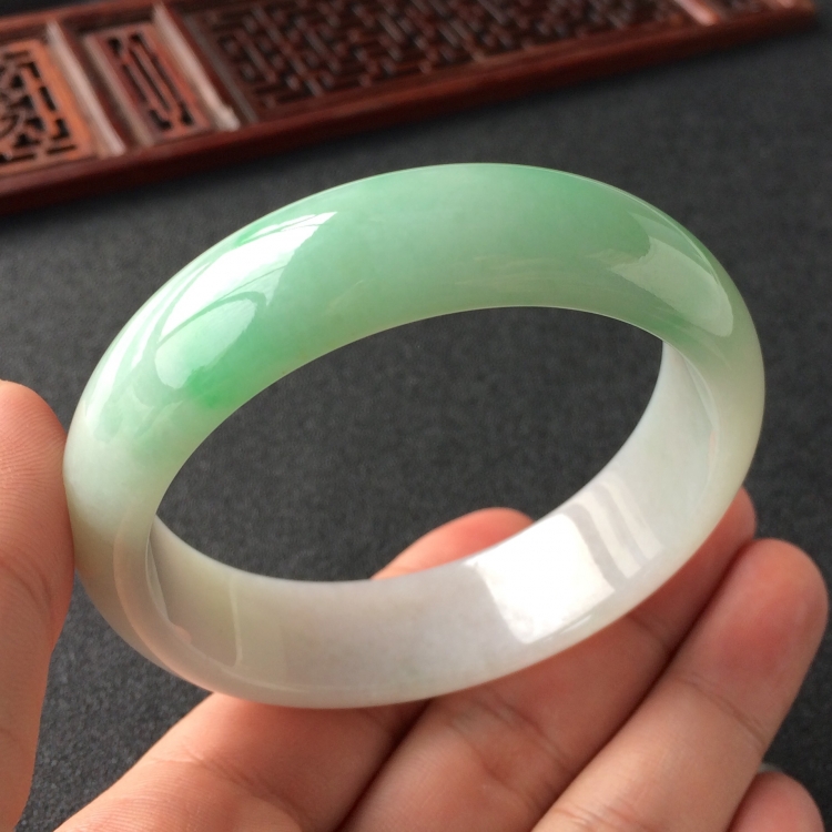 (超值推荐)糯冰种飘翠手镯(57.5mm)