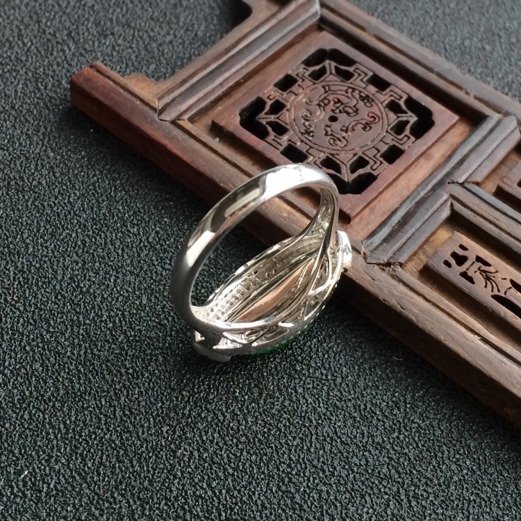 (超值推荐)冰种阳绿镶白金钻石戒指