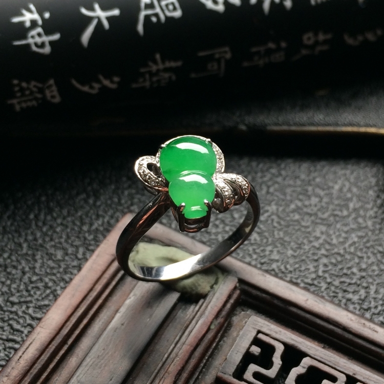 （超值推荐）镶白金钻石冰种飘翠葫芦戒指