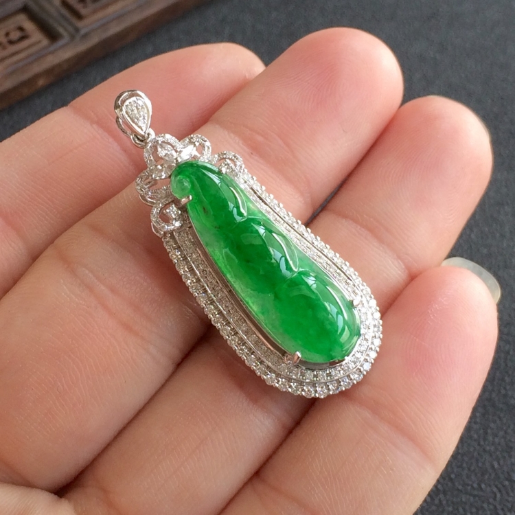 (超值推荐)冰种翠色镶白金钻石福豆胸坠
