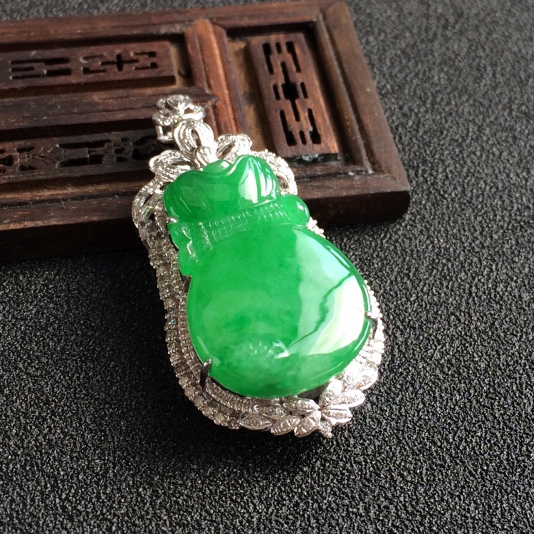 (超值推荐)糯冰种翠色镶白金钻石福袋胸坠