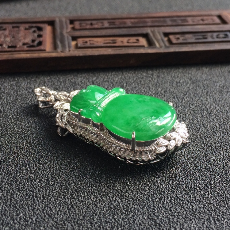 (超值推荐)糯冰种翠色镶白金钻石福袋胸坠