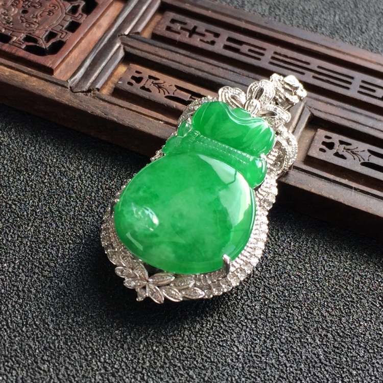 (超值推荐)糯冰种翠色镶白金钻石福袋胸坠