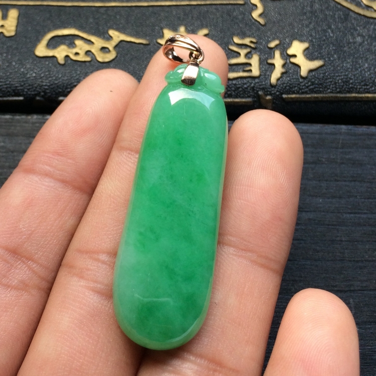 （超值推荐）糯冰种豆绿福瓜挂件（金扣）