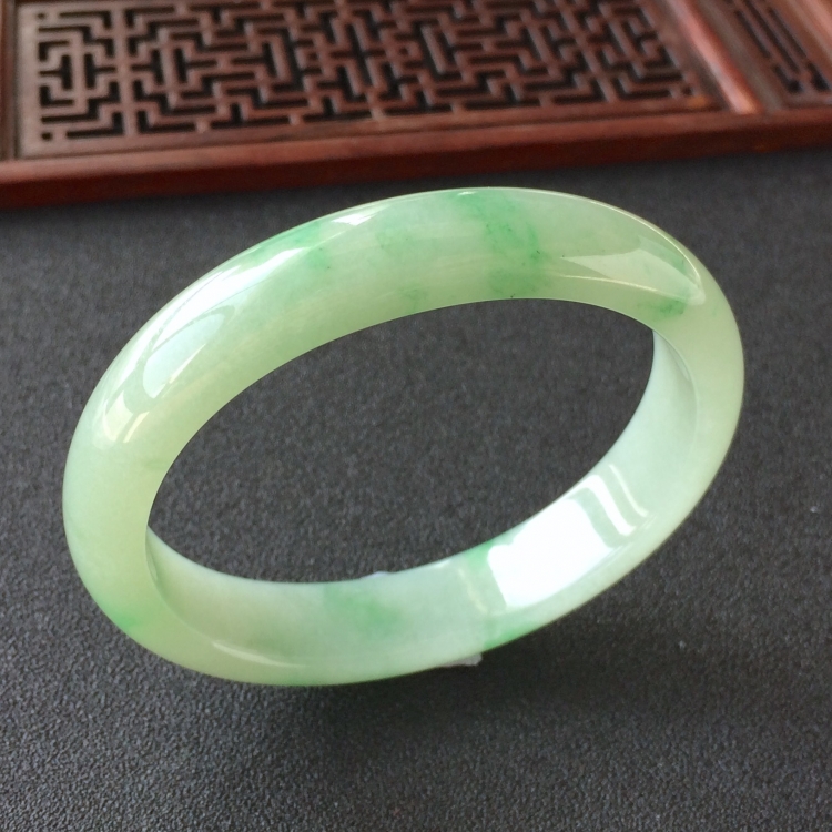 (超值推荐)糯冰种飘绿花贵妃镯(55.4mm-49mm)