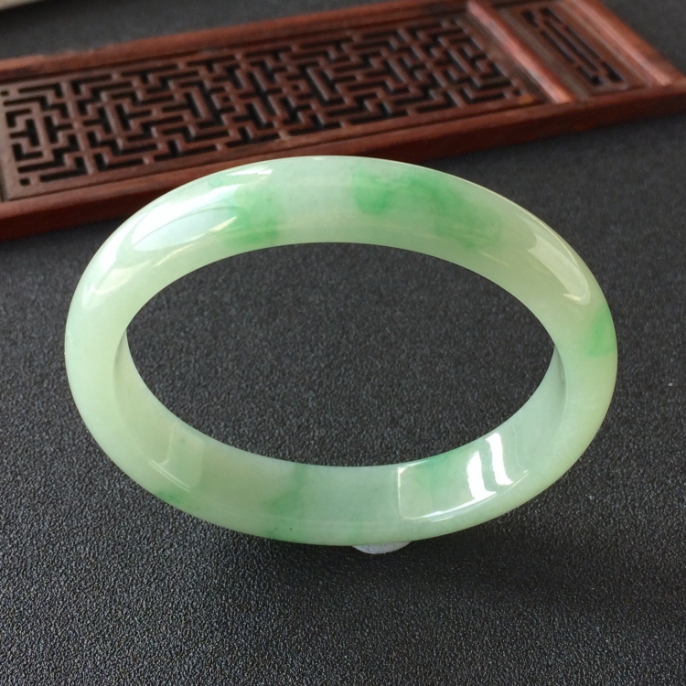 (超值推荐)糯冰种飘绿花贵妃镯(55.4mm-49mm)