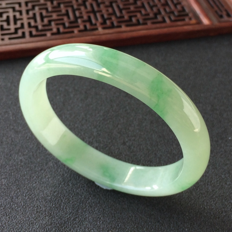 (超值推荐)糯冰种飘绿花贵妃镯(55.4mm-49mm)