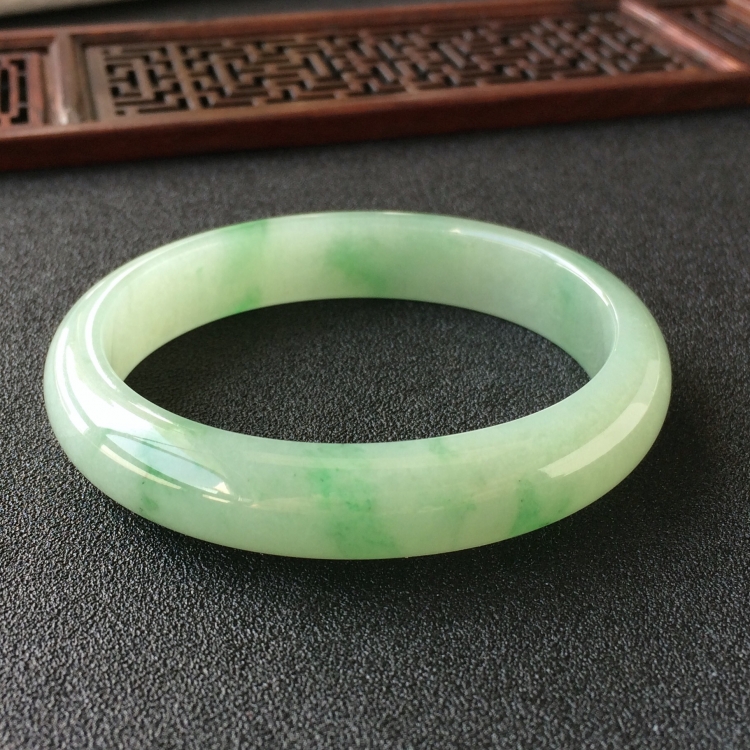 (超值推荐)糯冰种飘绿花贵妃镯(55.4mm-49mm)