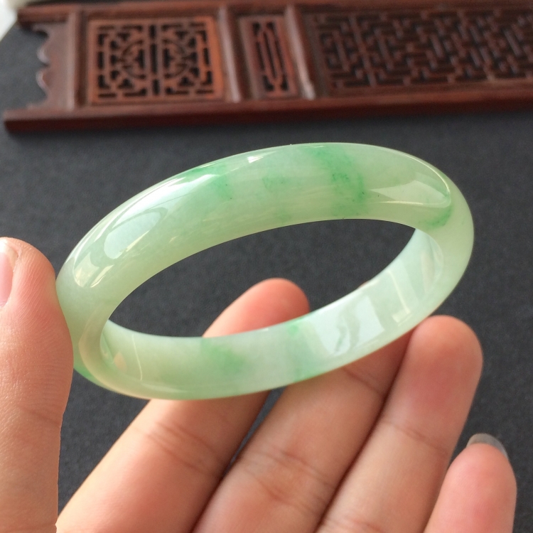 (超值推荐)糯冰种飘绿花贵妃镯(55.4mm-49mm)