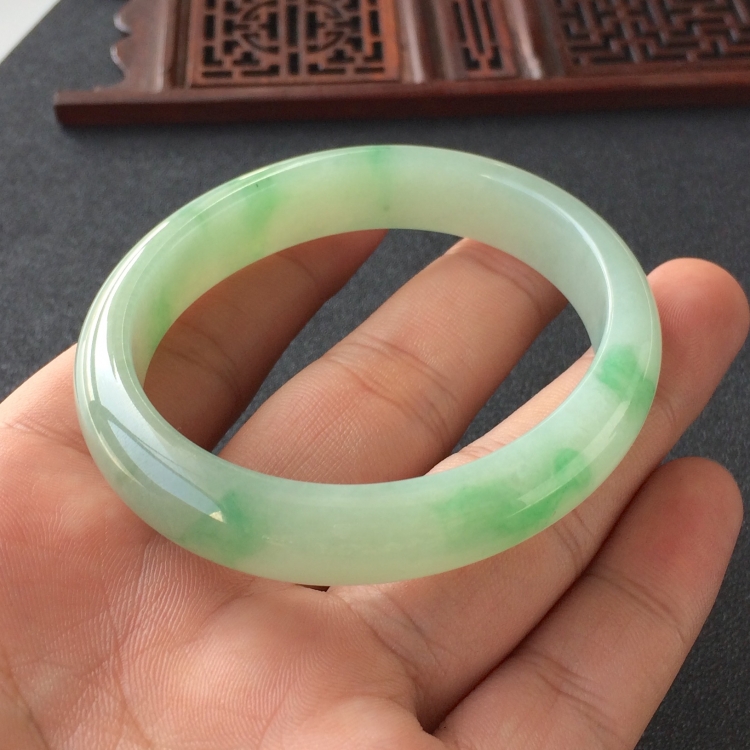 (超值推荐)糯冰种飘绿花贵妃镯(55.4mm-49mm)