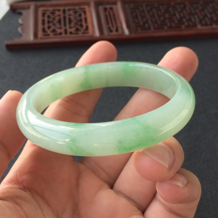 (超值推荐)糯冰种飘绿花贵妃镯(55.4mm-49mm)