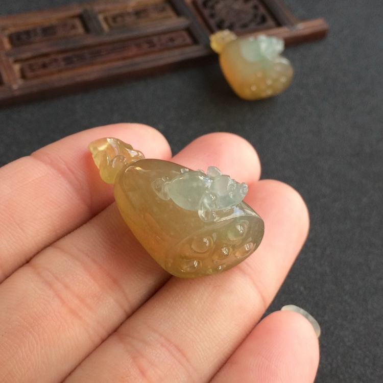 (超值推荐)糯冰种褐黄翡莲蓬挂件(一对)