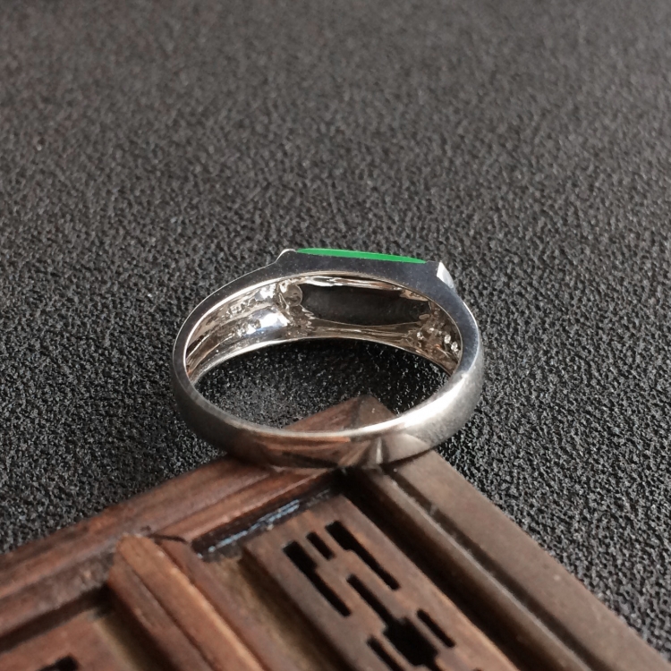 (超值推荐)糯冰种翠色镶白金钻石戒指