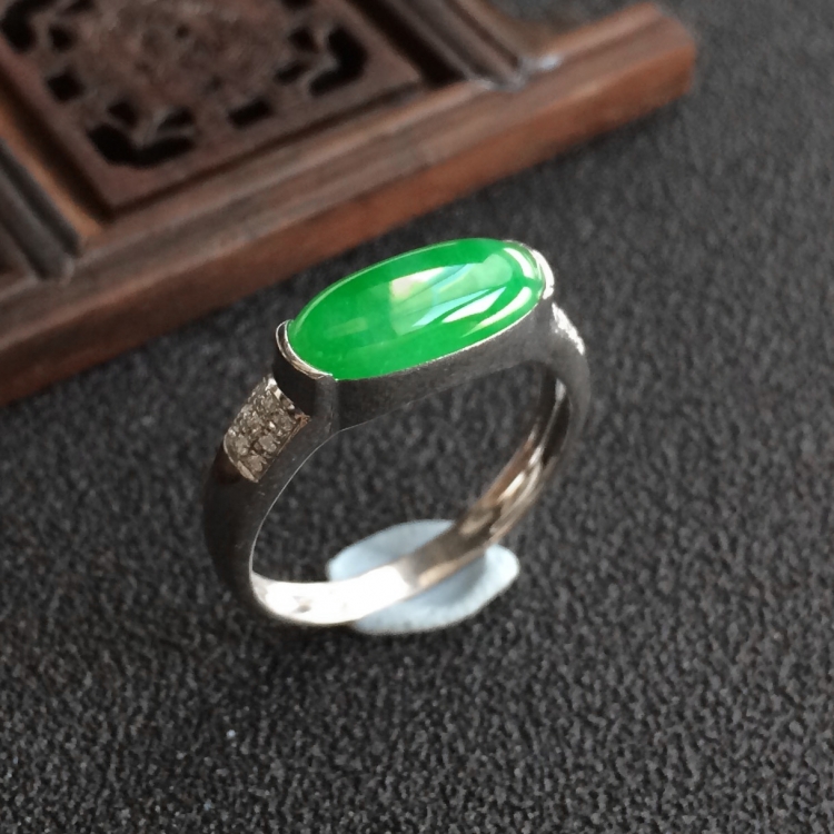 (超值推荐)糯冰种翠色镶白金钻石戒指