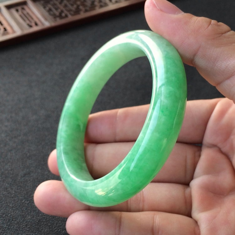 (超值推荐)糯冰种飘翠手镯(57.8mm)