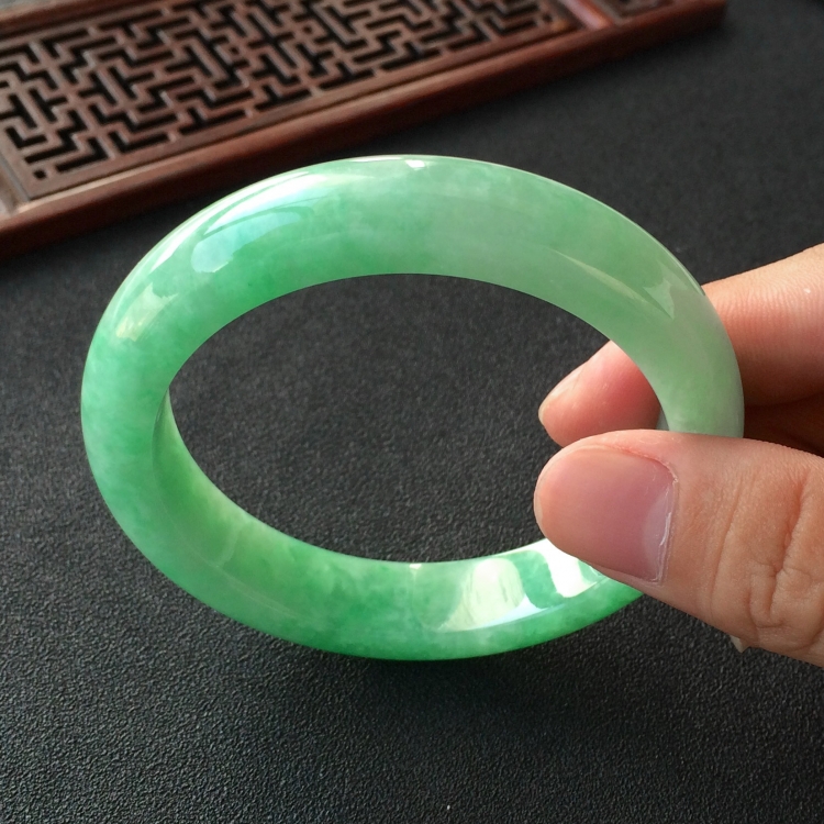 (超值推荐)糯冰种飘翠手镯(57.8mm)