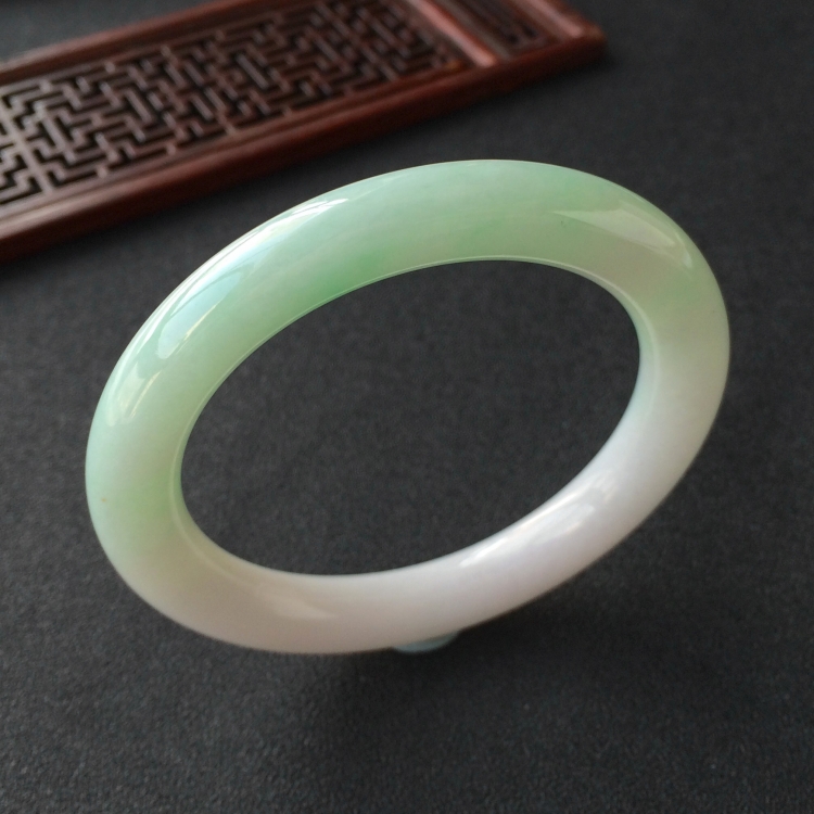 (超值推荐)糯冰种晴水略飘翠圆条手镯(58.5mm)