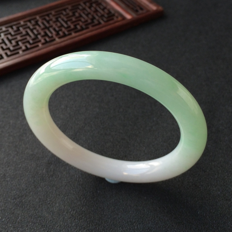 (超值推荐)糯冰种晴水略飘翠圆条手镯(58.5mm)