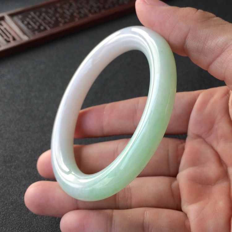 (超值推荐)糯冰种晴水略飘翠圆条手镯(58.5mm)