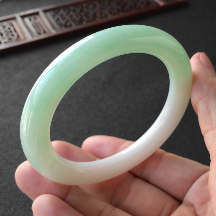(超值推荐)糯冰种晴水略飘翠圆条手镯(58.5mm)