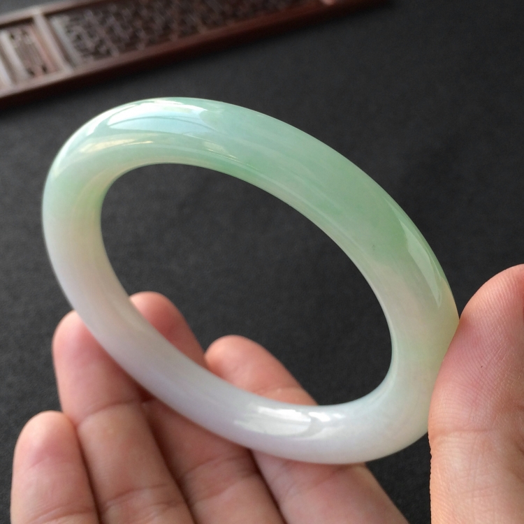 (超值推荐)糯冰种晴水略飘翠圆条手镯(58.5mm)