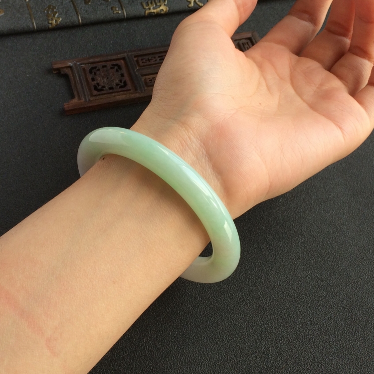 (超值推荐)糯冰种晴水略飘翠圆条手镯(58.5mm)