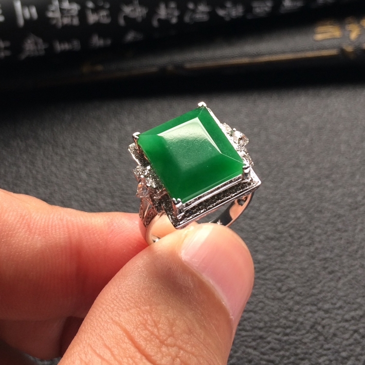 （超值推荐）糯冰种深绿镶白金钻石戒指