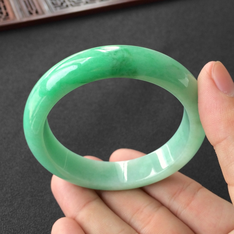 (超值推荐)糯冰种飘翠手镯(56mm)