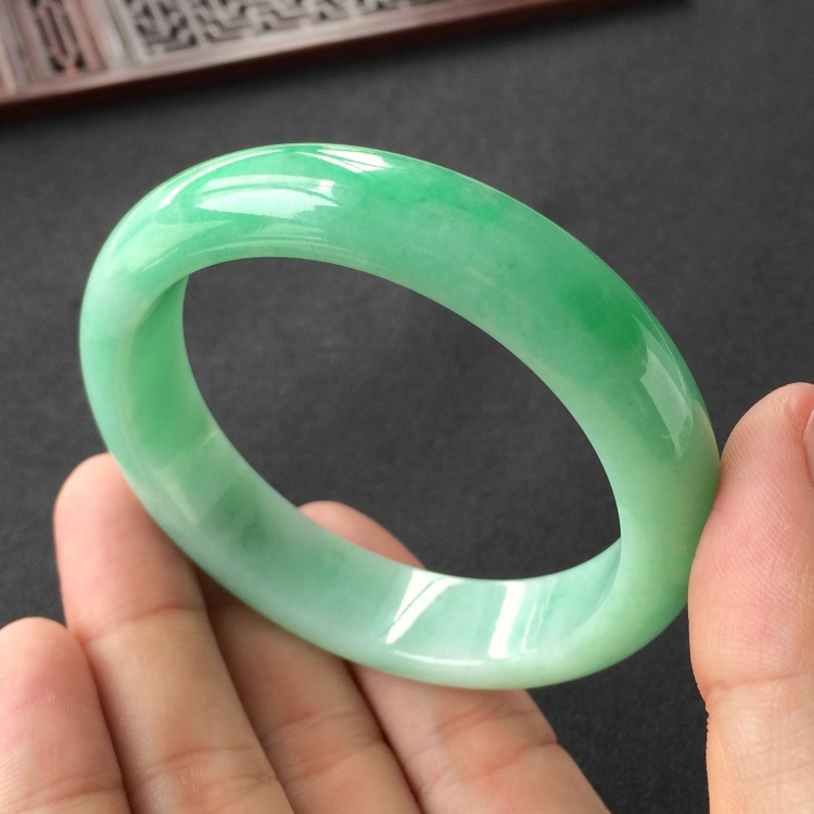 (超值推荐)糯冰种飘翠手镯(56mm)