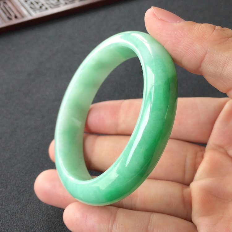 (超值推荐)糯冰种飘翠手镯(56mm)