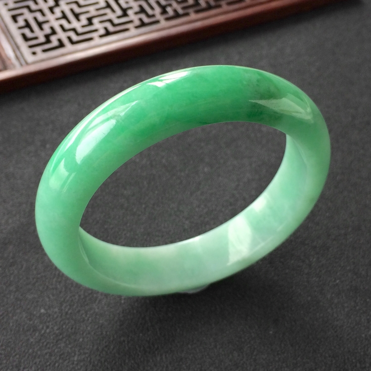 (超值推荐)糯冰种飘翠手镯(56mm)