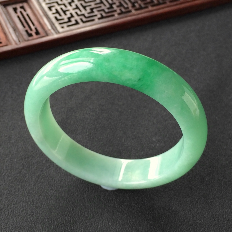 (超值推荐)糯冰种飘翠手镯(56.8mm)