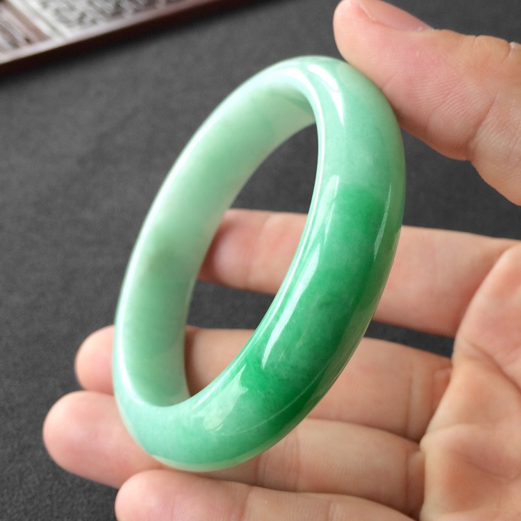 (超值推荐)糯冰种飘翠手镯(56.8mm)