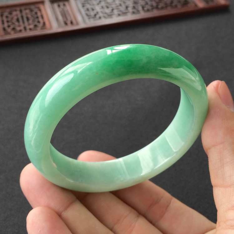 (超值推荐)糯冰种飘翠手镯(56.8mm)