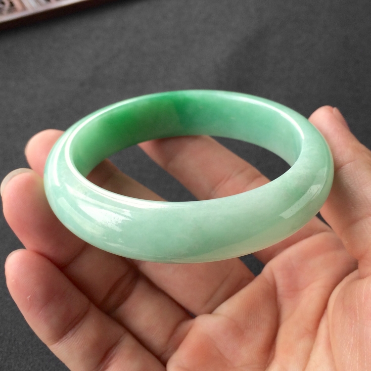 (超值推荐)糯冰种飘翠手镯(56.8mm)