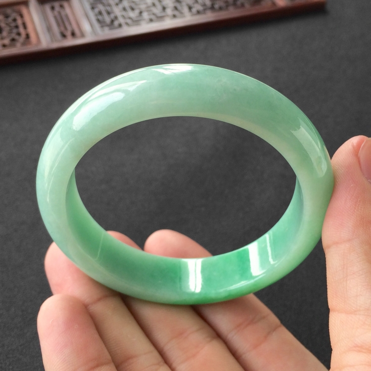 (超值推荐)糯冰种飘翠手镯(56.8mm)
