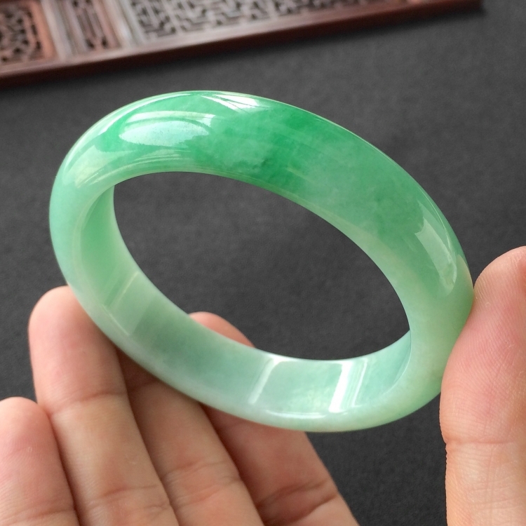 (超值推荐)糯冰种飘翠手镯(56.8mm)