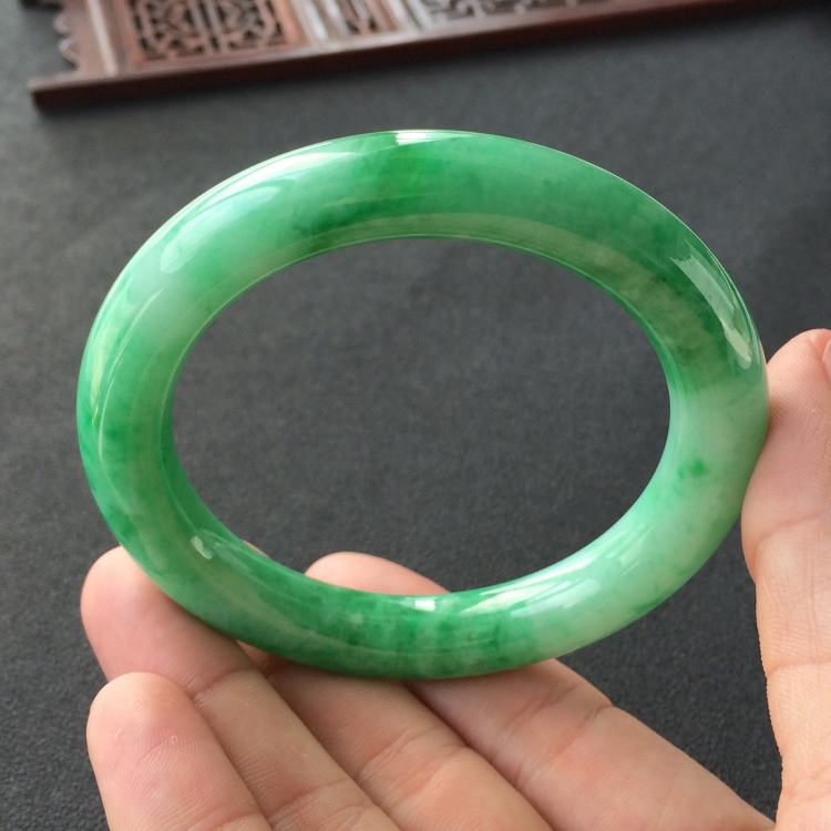 (超值推荐)糯冰种飘翠圆条手镯(56.7mm)