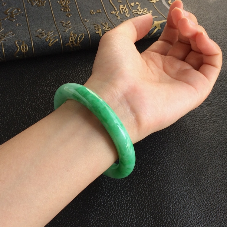 (超值推荐)糯冰种飘翠圆条手镯(56.7mm)